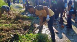 Lurah Sagulung Kota bersama masyarakat tengah menyulap TPS Liar di jalan menuju Kavling lama jadi taman menggunakan ban mobil dipinggir jalan pada Minggu (31/5/2026). Foto:Istimewa