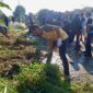 Lurah Sagulung Kota bersama masyarakat tengah menyulap TPS Liar di jalan menuju Kavling lama jadi taman menggunakan ban mobil dipinggir jalan pada Minggu (31/5/2026). Foto:Istimewa