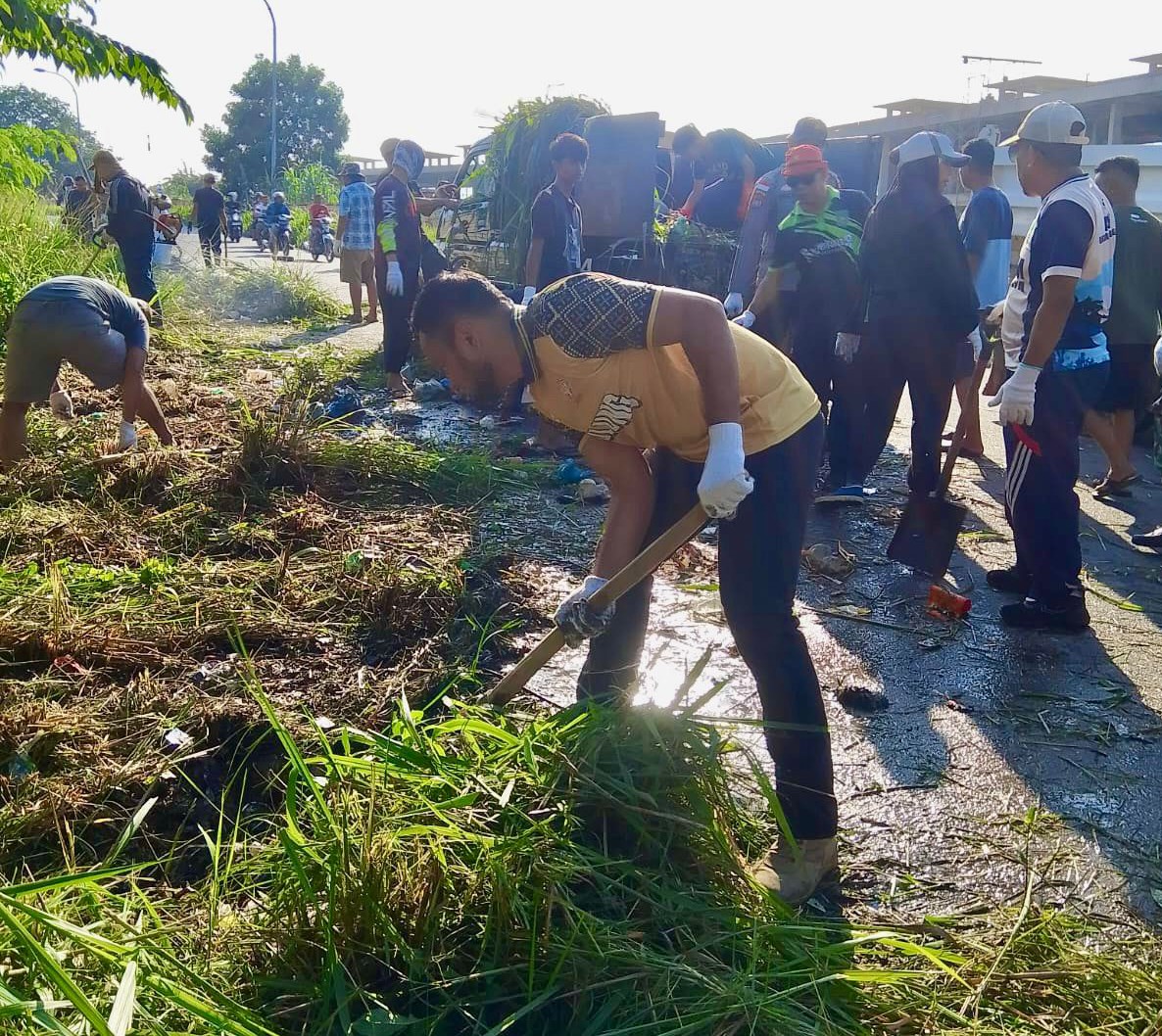 Lurah Sagulung Kota bersama masyarakat tengah menyulap TPS Liar di jalan menuju Kavling lama jadi taman menggunakan ban mobil dipinggir jalan pada Minggu (31/5/2026). Foto:Istimewa