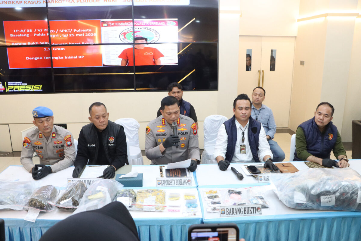 Kapolresta Barelang Kombes Pol Anggoro Wicaksono didampingi Kasat Narkoba Kompol Dr Arsyad Riyandi pimpin ungkap kasus di Mapolresta Barelang, Selasa (2/6/2026). Matapedia6.com/Dok Humas Polresta