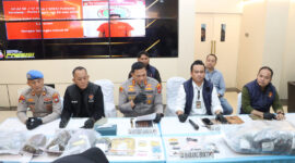 Kapolresta Barelang Kombes Pol Anggoro Wicaksono didampingi Kasat Narkoba Kompol Dr Arsyad Riyandi pimpin ungkap kasus di Mapolresta Barelang, Selasa (2/6/2026). Matapedia6.com/Dok Humas Polresta