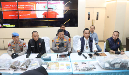 Kapolresta Barelang Kombes Pol Anggoro Wicaksono didampingi Kasat Narkoba Kompol Dr Arsyad Riyandi pimpin ungkap kasus di Mapolresta Barelang, Selasa (2/6/2026). Matapedia6.com/Dok Humas Polresta