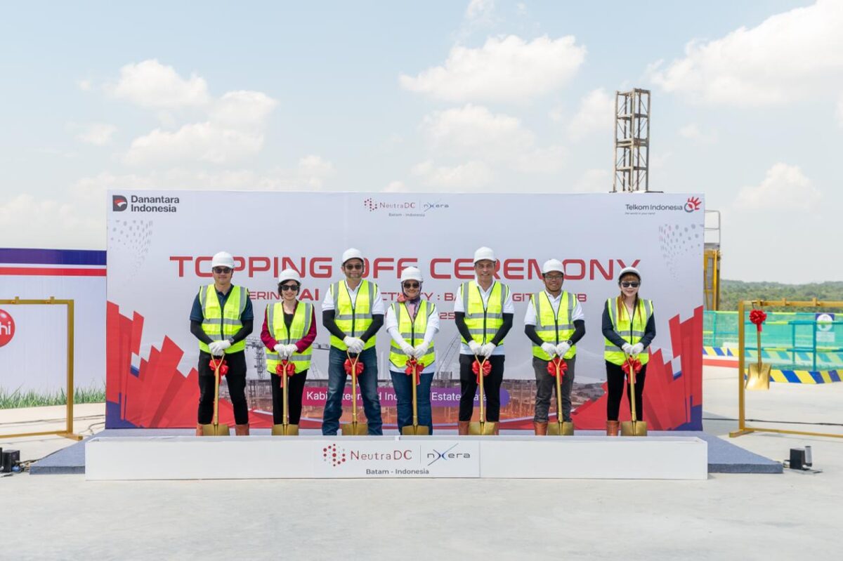Direktur Utama Telkom Dian Siswarini (tengah) bersama Direktur Strategic Business Development & Portfolio Telkom Seno Soemadji (ketiga dari kiri), CEO NeutraDC Group Andreuw Th.A.F (ketiga dari kanan), serta jajaran Direksi dan Dewan Komisaris NeutraDC Group, saat melakukan topping off ceremony gedung pertama data center NeutraDC Nxera Batam (BTM-1), pada bulan Oktober 2025 lalu. Foto:Telkom