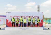 Direktur Utama Telkom Dian Siswarini (tengah) bersama Direktur Strategic Business Development & Portfolio Telkom Seno Soemadji (ketiga dari kiri), CEO NeutraDC Group Andreuw Th.A.F (ketiga dari kanan), serta jajaran Direksi dan Dewan Komisaris NeutraDC Group, saat melakukan topping off ceremony gedung pertama data center NeutraDC Nxera Batam (BTM-1), pada bulan Oktober 2025 lalu. Foto:Telkom