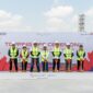 Direktur Utama Telkom Dian Siswarini (tengah) bersama Direktur Strategic Business Development & Portfolio Telkom Seno Soemadji (ketiga dari kiri), CEO NeutraDC Group Andreuw Th.A.F (ketiga dari kanan), serta jajaran Direksi dan Dewan Komisaris NeutraDC Group, saat melakukan topping off ceremony gedung pertama data center NeutraDC Nxera Batam (BTM-1), pada bulan Oktober 2025 lalu. Foto:Telkom