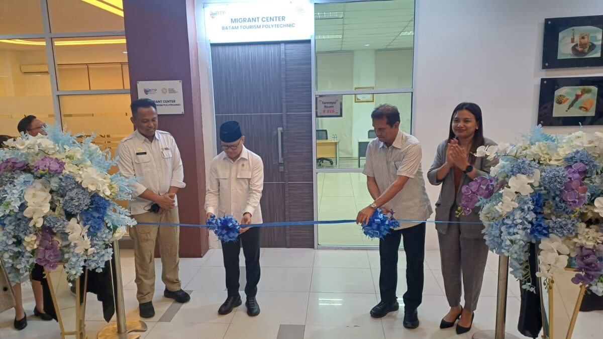 Menteri Pelindungan Pekerja Migran Indonesia (P2MI), Mukhtarudin, meresmikan Migrant Center di Batam Tourism Polytechnic (BTP) di Tiban, Kecamatan Sekupang, Batam, Senin (8/6/2026). Foto:Rega/matapedia