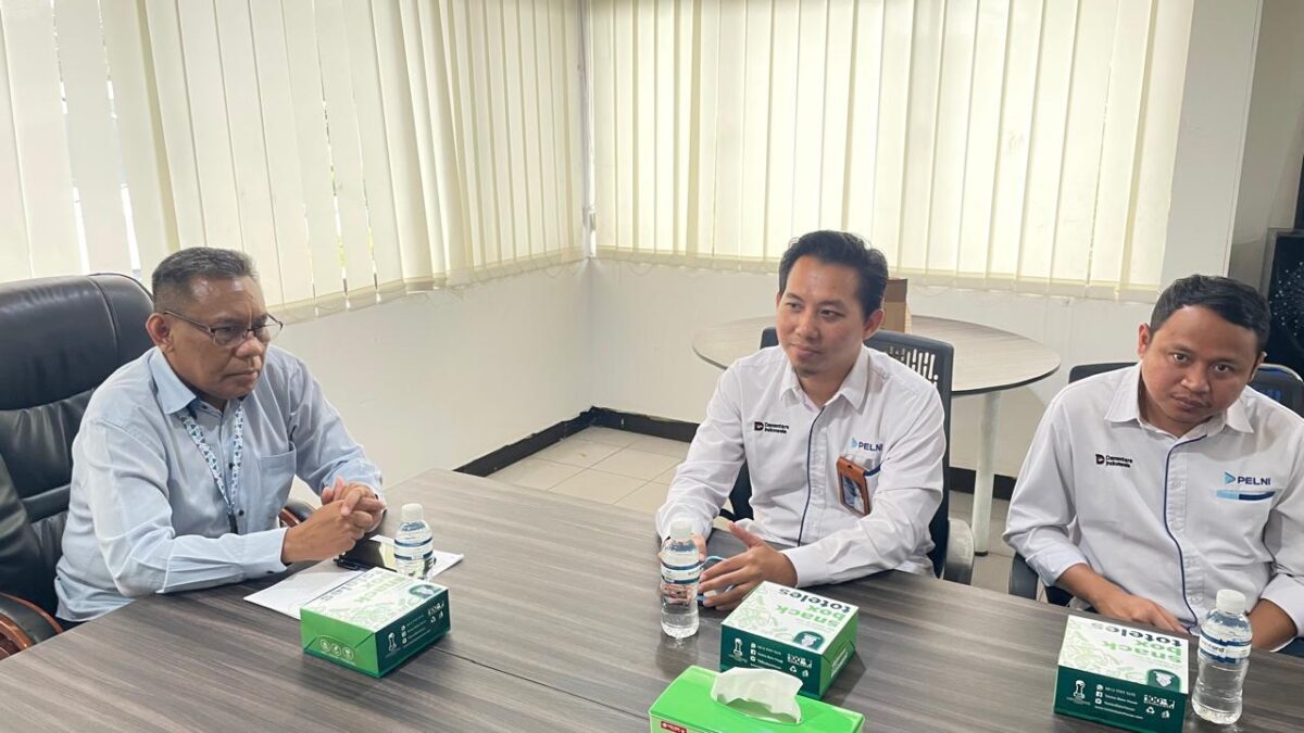 Kepala Operasional PELNI Cabang Batam, Mulyadi kiri. Foto:Rega/matapedia