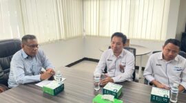 Kepala Operasional PELNI Cabang Batam, Mulyadi kiri. Foto:Rega/matapedia