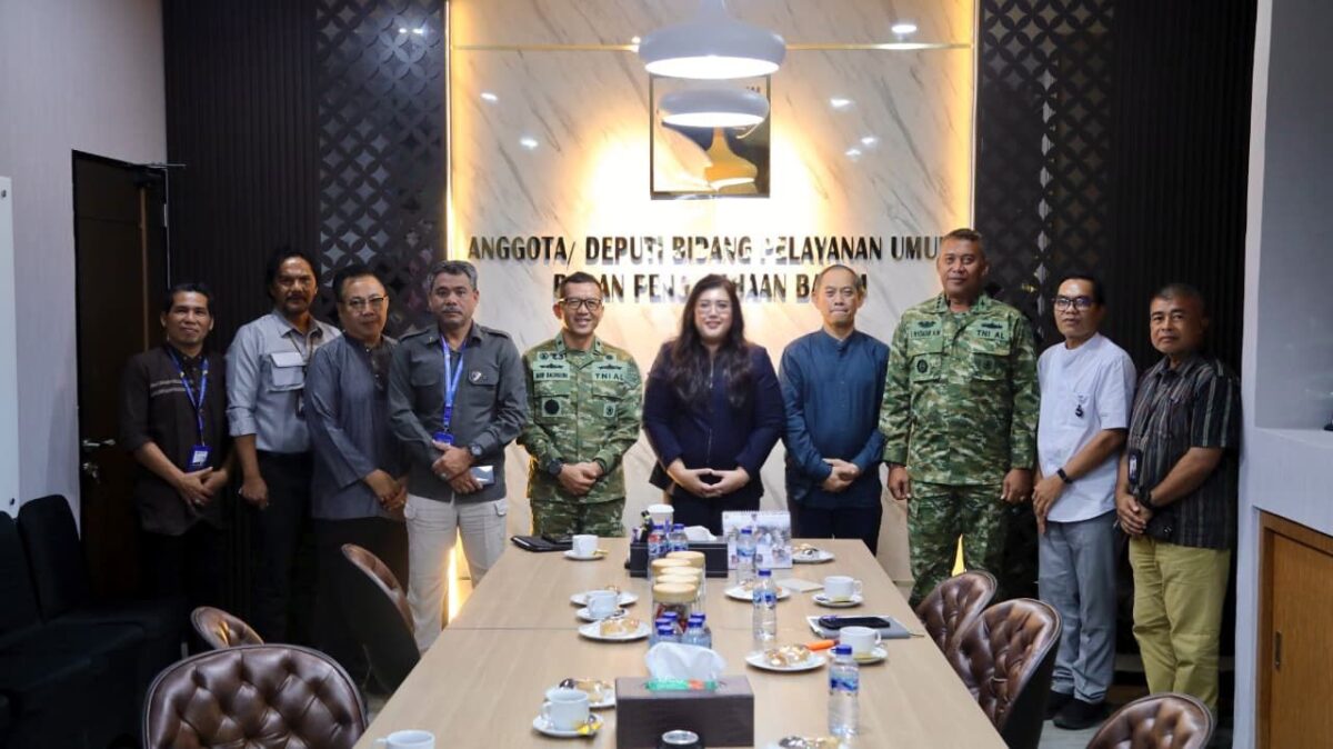 Anggota/Deputi Bidang Pelayanan Umum BP Batam, Ariastuty Sirait, menerima kunjungan Kepala Staf Komando Armada (Kaskoarmada) I Tanjungpinang, Arif Badrudin, pada Jumat (12/6/2026). Foto:Humas BP Batam