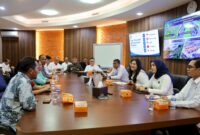 Anggota/Deputi Bidang Pelayanan Umum BP Batam, Ariastuty Sirait, bersama perwakilan pedagang dan sejumlah direktorat terkait di Marketing Center BP Batam, Senin (15/6/2026). Foto:Istimewa