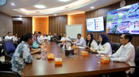 Anggota/Deputi Bidang Pelayanan Umum BP Batam, Ariastuty Sirait, bersama perwakilan pedagang dan sejumlah direktorat terkait di Marketing Center BP Batam, Senin (15/6/2026). Foto:Istimewa