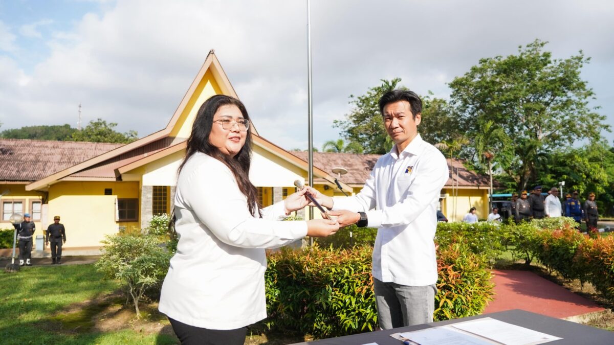 BP Batam resmi menyerahkan pembinaan Direktorat Pengamanan (Ditpam) Aset dan Kawasan dari Anggota/Deputi Bidang Infrastruktur kepada Anggota/Deputi Bidang Pelayanan Umum. Serah terima tersebut ditandai melalui apel di Mako Ditpam BP Batam, Senin (15/6/2026). Foto:Istimewa