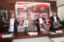 Kabid Humas Polda Kepri Kombes Pol Nona Pricillia Ohei bersama Direktur Reserse Kriminal Umum Polda Kepri Kombes Pol Ronni Bonic saat menujukan barang bukti pencurian besi tutup drainase terowongan Pelita dalam jumpa pers, Rabu (17/6/2026). Foto: Humas Polda Kepri