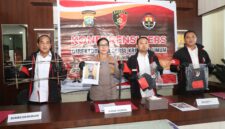 Kabid Humas Polda Kepri Kombes Pol Nona Pricillia Ohei bersama Direktur Reserse Kriminal Umum Polda Kepri Kombes Pol Ronni Bonic saat menujukan barang bukti pencurian besi tutup drainase terowongan Pelita dalam jumpa pers, Rabu (17/6/2026). Foto: Humas Polda Kepri