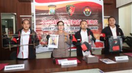 Kabid Humas Polda Kepri Kombes Pol Nona Pricillia Ohei bersama Direktur Reserse Kriminal Umum Polda Kepri Kombes Pol Ronni Bonic saat menujukan barang bukti pencurian besi tutup drainase terowongan Pelita dalam jumpa pers, Rabu (17/6/2026). Foto: Humas Polda Kepri