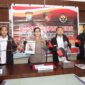 Kabid Humas Polda Kepri Kombes Pol Nona Pricillia Ohei bersama Direktur Reserse Kriminal Umum Polda Kepri Kombes Pol Ronni Bonic saat menujukan barang bukti pencurian besi tutup drainase terowongan Pelita dalam jumpa pers, Rabu (17/6/2026). Foto: Humas Polda Kepri