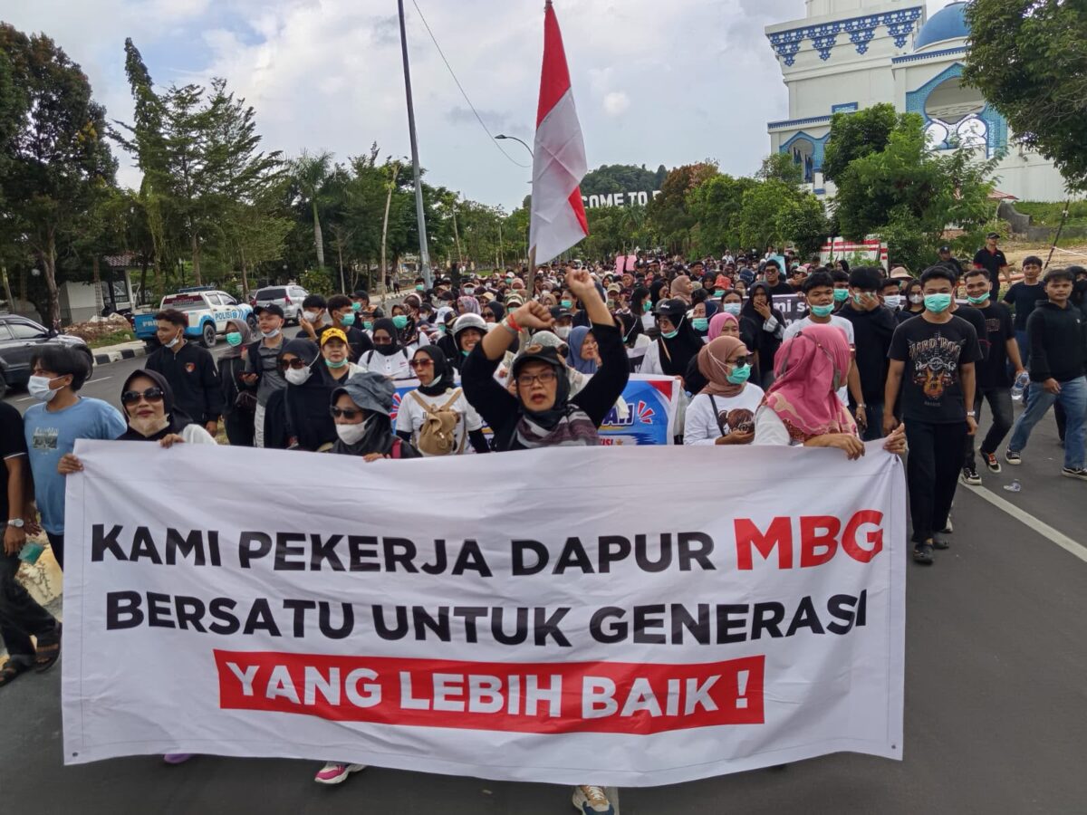 Ratusan relawan dan pekerja dapur Program Makan Bergizi Gratis (MBG) di Kota Batam menggelar aksi damai sekaligus deklarasi dukungan terhadap keberlanjutan program tersebut di depan Kantor DPRD Kota Batam, Jumat (20/6/2026). Foto:Istimewa