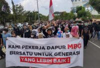 Ratusan relawan dan pekerja dapur Program Makan Bergizi Gratis (MBG) di Kota Batam menggelar aksi damai sekaligus deklarasi dukungan terhadap keberlanjutan program tersebut di depan Kantor DPRD Kota Batam, Jumat (20/6/2026). Foto:Istimewa
