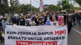 Ratusan relawan dan pekerja dapur Program Makan Bergizi Gratis (MBG) di Kota Batam menggelar aksi damai sekaligus deklarasi dukungan terhadap keberlanjutan program tersebut di depan Kantor DPRD Kota Batam, Jumat (20/6/2026). Foto:Istimewa