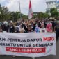 Ratusan relawan dan pekerja dapur Program Makan Bergizi Gratis (MBG) di Kota Batam menggelar aksi damai sekaligus deklarasi dukungan terhadap keberlanjutan program tersebut di depan Kantor DPRD Kota Batam, Jumat (20/6/2026). Foto:Istimewa