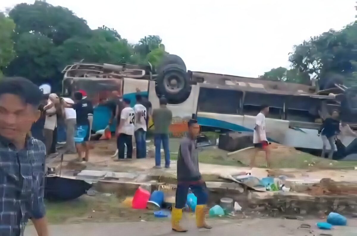 Kondisi bus pariwisata yang membawa rombongan jemaat HKBP Tembesi terbalik di kawasan Pantai Melur, Barelang Batam, Sabtu (20/6/2026). Matapedia6.com/Istimewa