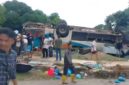 Kondisi bus pariwisata yang membawa rombongan jemaat HKBP Tembesi  terbalik di kawasan Pantai Melur, Barelang Batam, Sabtu (20/6/2026). Matapedia6.com/Istimewa