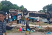 Kondisi bus pariwisata yang membawa rombongan jemaat HKBP Tembesi  terbalik di kawasan Pantai Melur, Barelang Batam, Sabtu (20/6/2026). Matapedia6.com/Istimewa
