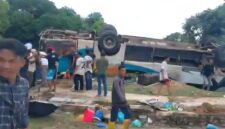 Kondisi bus pariwisata yang membawa rombongan jemaat HKBP Tembesi  terbalik di kawasan Pantai Melur, Barelang Batam, Sabtu (20/6/2026). Matapedia6.com/Istimewa