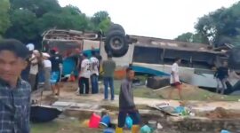 Kondisi bus pariwisata yang membawa rombongan jemaat HKBP Tembesi  terbalik di kawasan Pantai Melur, Barelang Batam, Sabtu (20/6/2026). Matapedia6.com/Istimewa