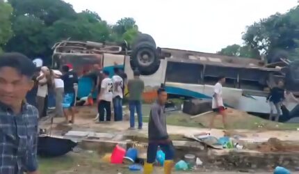 Kondisi bus pariwisata yang membawa rombongan jemaat HKBP Tembesi terbalik di kawasan Pantai Melur, Barelang Batam, Sabtu (20/6/2026). Matapedia6.com/Istimewa