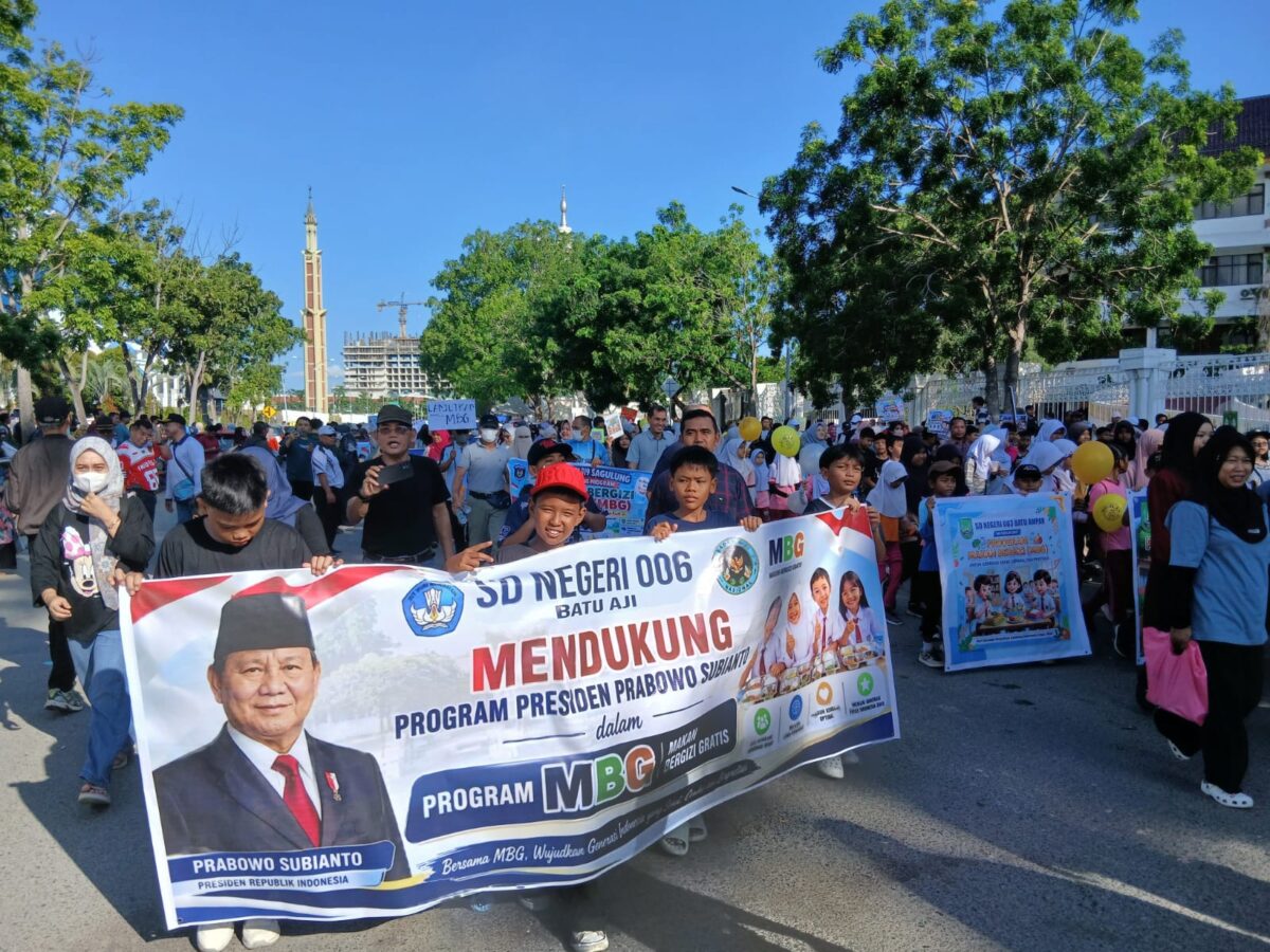 Ribuan pelajar dan guru dari berbagai jenjang pendidikan memadati kawasan depan Kantor Wali Kota Batam hingga Gedung DPRD Kota Batam, Minggu (21/6/2026) pagi. Foto:Ist
