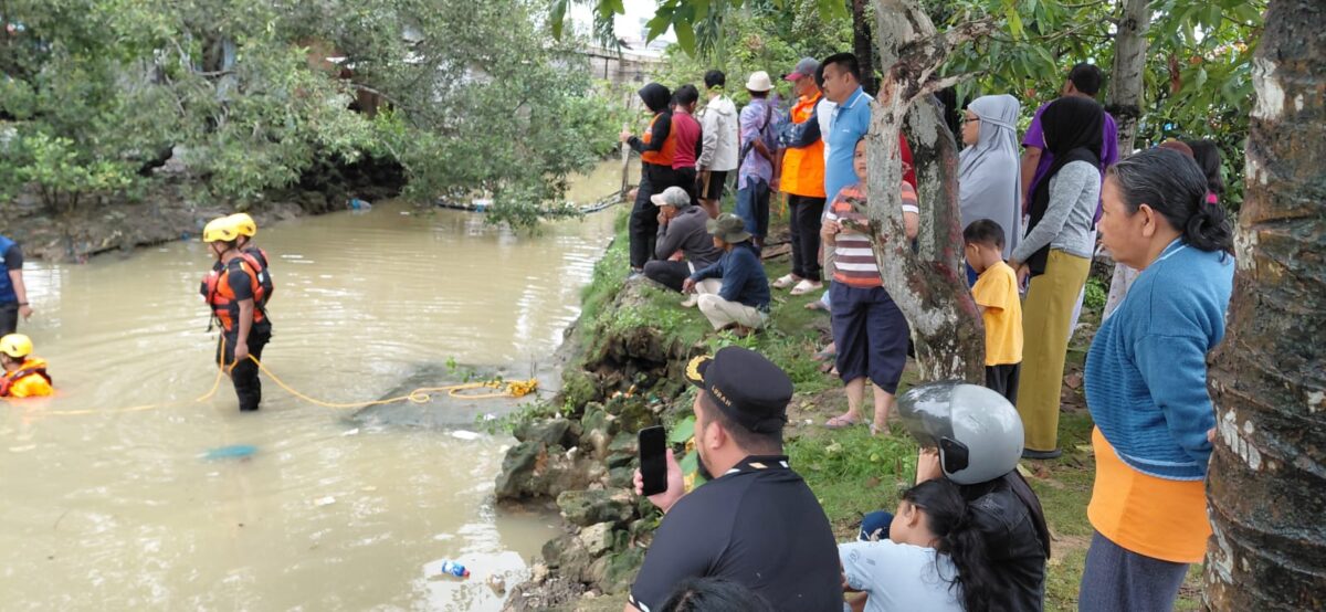 Timsar saat melakukan pencarian anak dua tahun yang hanyut terbawa arus air di saluran drainase di Tanjung Sengkuang, Batuampar, Kota Batam Provinsi Kepri, Senin (22/6/2026). Matapedia6.com/Luci