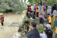 Timsar saat melakukan pencarian anak dua tahun yang hanyut terbawa arus air di saluran drainase di Tanjung Sengkuang, Batuampar, Kota Batam Provinsi Kepri, Senin (22/6/2026). Matapedia6.com/Luci