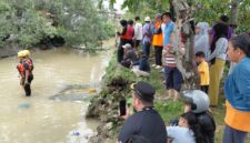 Timsar saat melakukan pencarian anak dua tahun yang hanyut terbawa arus air di saluran drainase di Tanjung Sengkuang, Batuampar, Kota Batam Provinsi Kepri, Senin (22/6/2026). Matapedia6.com/Luci