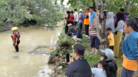 Timsar saat melakukan pencarian anak dua tahun yang hanyut terbawa arus air di saluran drainase di Tanjung Sengkuang, Batuampar, Kota Batam Provinsi Kepri, Senin (22/6/2026). Matapedia6.com/Luci