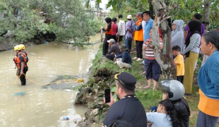 Timsar saat melakukan pencarian anak dua tahun yang hanyut terbawa arus air di saluran drainase di Tanjung Sengkuang, Batuampar, Kota Batam Provinsi Kepri, Senin (22/6/2026). Matapedia6.com/Luci