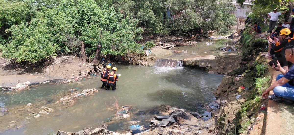 Tim SAR saat melakukan penyisiran di saluran drainase yang terbentang di Tanjung Sengkuang, Batuampar, Kota Batam, Selasa (23/6/2026). Matapedia6.com/Luci