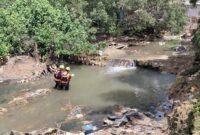 Tim SAR saat melakukan penyisiran di saluran drainase yang terbentang di Tanjung Sengkuang, Batuampar, Kota Batam, Selasa (23/6/2026). Matapedia6.com/Luci