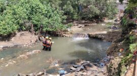 Tim SAR saat melakukan penyisiran di saluran drainase yang terbentang di Tanjung Sengkuang, Batuampar, Kota Batam, Selasa (23/6/2026). Matapedia6.com/Luci
