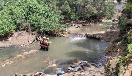 Tim SAR saat melakukan penyisiran di saluran drainase yang terbentang di Tanjung Sengkuang, Batuampar, Kota Batam, Selasa (23/6/2026). Matapedia6.com/Luci
