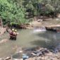 Tim SAR saat melakukan penyisiran di saluran drainase yang terbentang di Tanjung Sengkuang, Batuampar, Kota Batam, Selasa (23/6/2026). Matapedia6.com/Luci