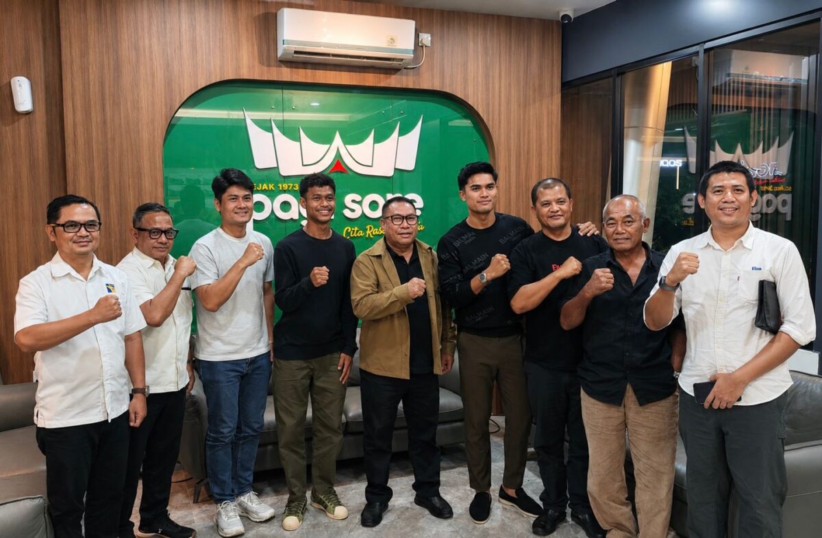 Pembina BP Batam International Football Festival yang juga Anggota/Deputi Bidang Investasi BP Batam, Fary Djemy Francis, dengan Ramadhan Sananta di Batam. Foto:Istimewa