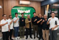 Pembina BP Batam International Football Festival yang juga Anggota/Deputi Bidang Investasi BP Batam, Fary Djemy Francis, dengan Ramadhan Sananta di Batam. Foto:Istimewa