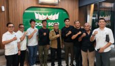 Pembina BP Batam International Football Festival yang juga Anggota/Deputi Bidang Investasi BP Batam, Fary Djemy Francis, dengan Ramadhan Sananta di Batam. Foto:Istimewa