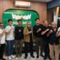 Pembina BP Batam International Football Festival yang juga Anggota/Deputi Bidang Investasi BP Batam, Fary Djemy Francis, dengan Ramadhan Sananta di Batam. Foto:Istimewa