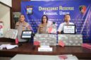 Direktur Reserse Kriminal Umum Polda Kepri, Ronni Bonic bersama Kabid Humas Polda Kepri dalam jumpa pers kasus judi online, Kamis (25/6/2026). Foto:Istimewa