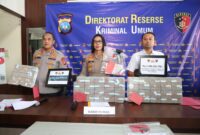 Direktur Reserse Kriminal Umum Polda Kepri, Ronni Bonic bersama Kabid Humas Polda Kepri dalam jumpa pers kasus judi online, Kamis (25/6/2026). Foto:Istimewa