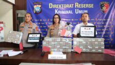 Direktur Reserse Kriminal Umum Polda Kepri, Ronni Bonic bersama Kabid Humas Polda Kepri dalam jumpa pers kasus judi online, Kamis (25/6/2026). Foto:Istimewa