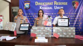 Direktur Reserse Kriminal Umum Polda Kepri, Ronni Bonic bersama Kabid Humas Polda Kepri dalam jumpa pers kasus judi online, Kamis (25/6/2026). Foto:Istimewa