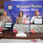 Direktur Reserse Kriminal Umum Polda Kepri, Ronni Bonic bersama Kabid Humas Polda Kepri dalam jumpa pers kasus judi online, Kamis (25/6/2026). Foto:Istimewa